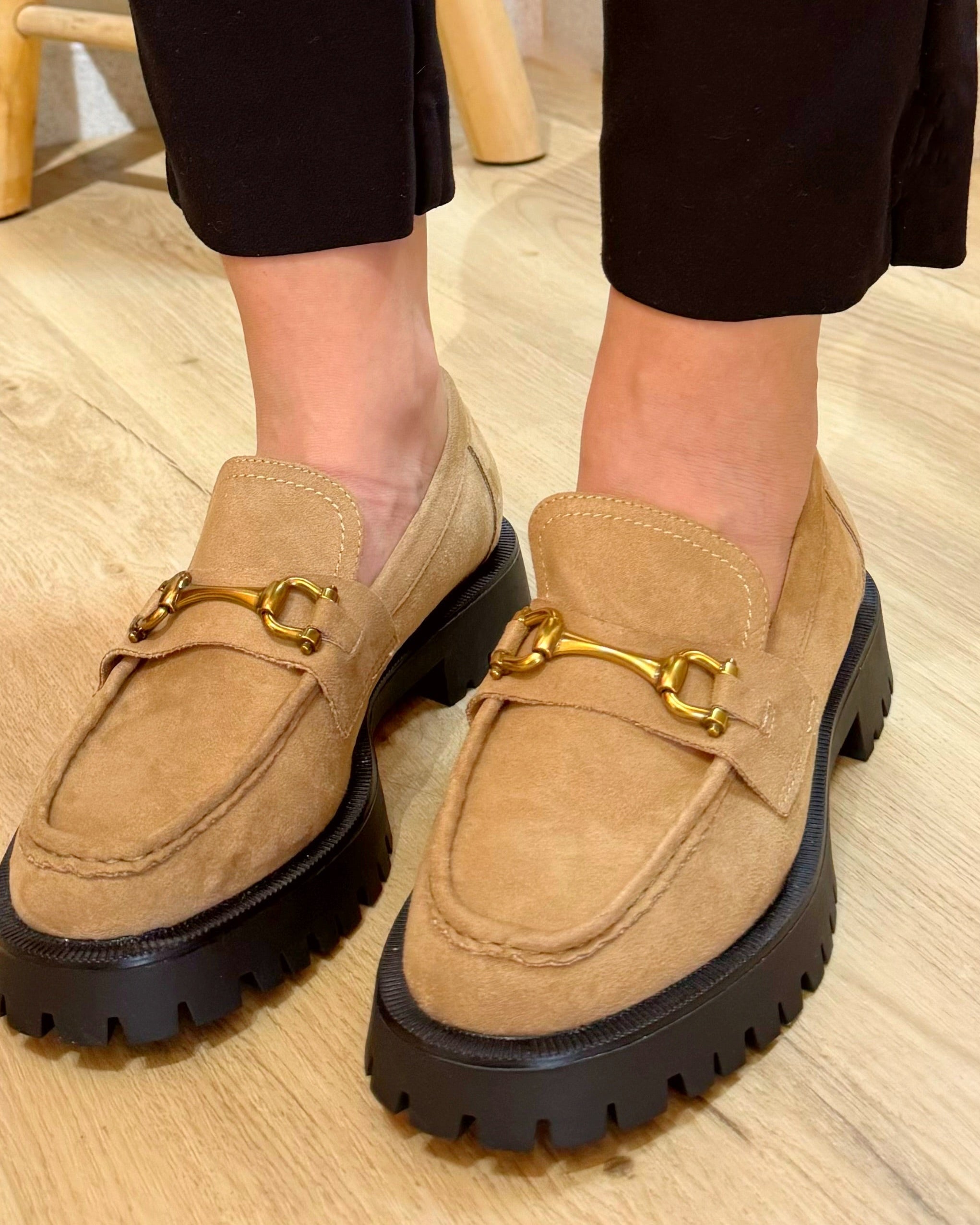 Sapatos em camurça com sola plataforma