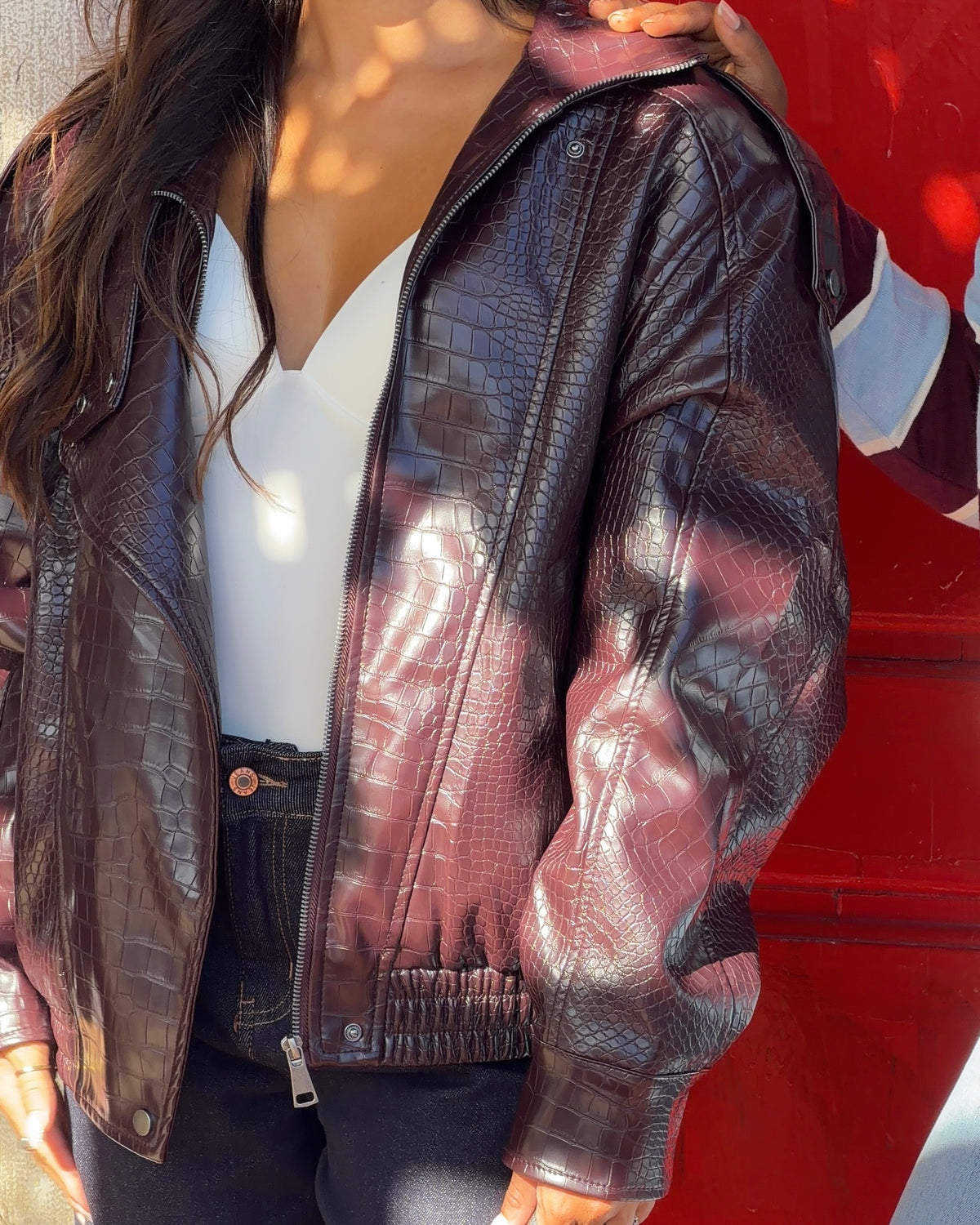 Blusão Carla beringela com efeito croco — detalhe frontal