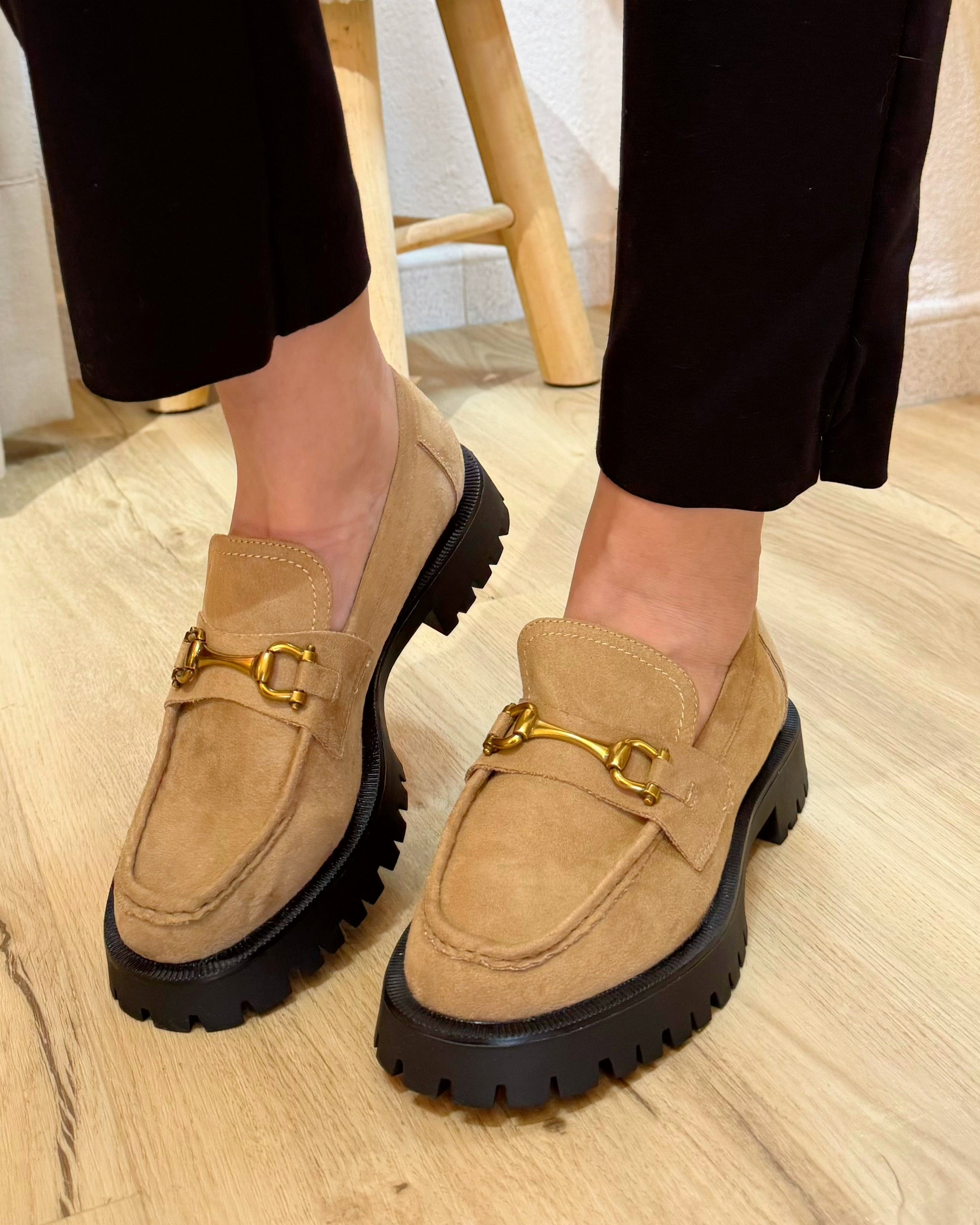 Sapatos em camurça com sola plataforma