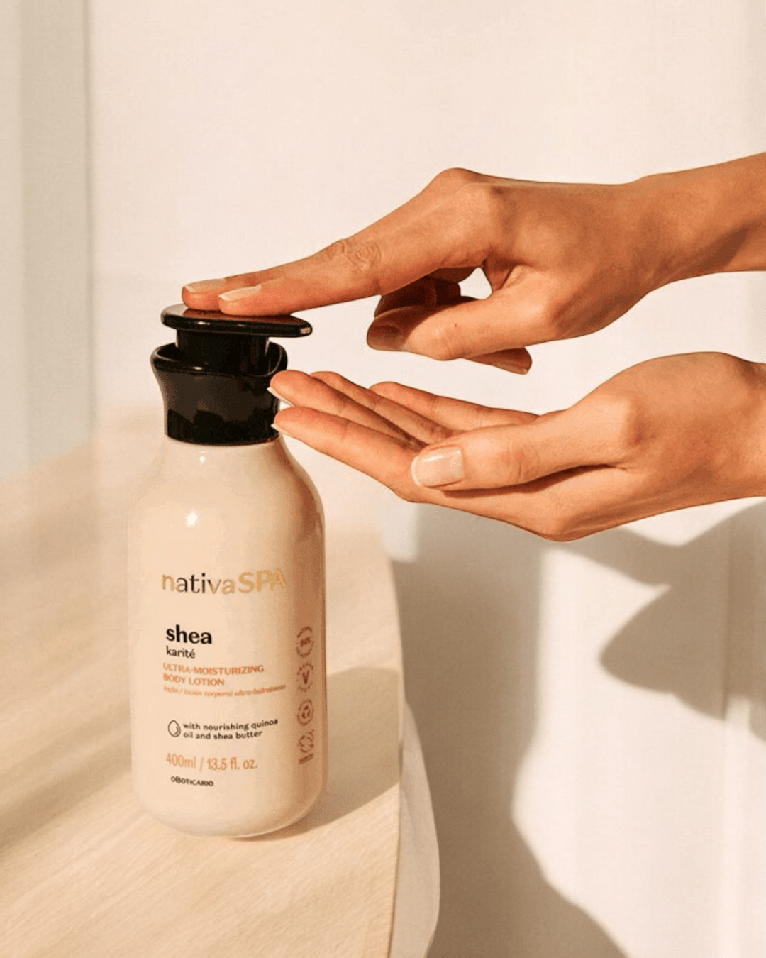 Loção hidratante corporal Nativa SPA karité, frasco bege com tampa preta 400 ml