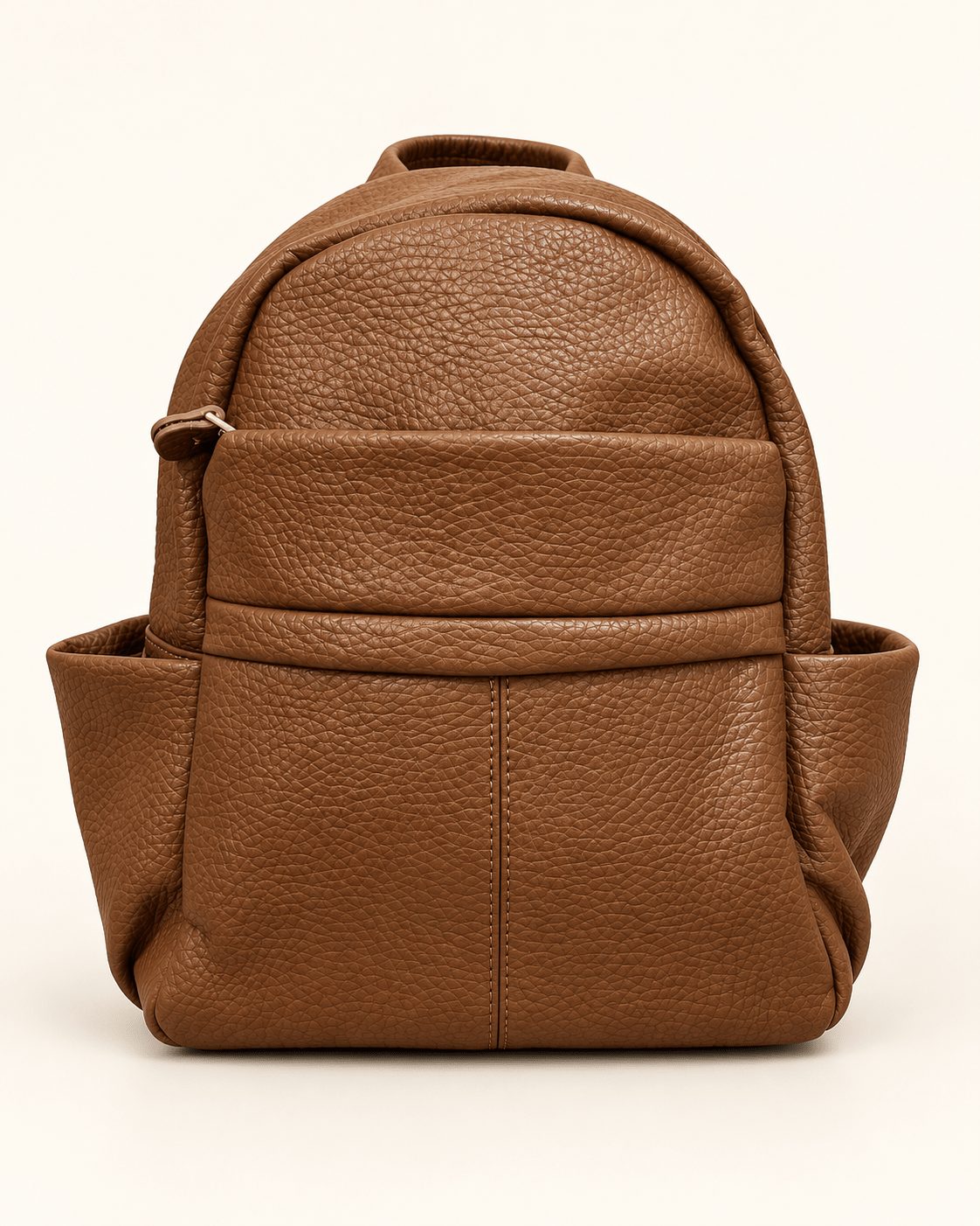 Mochila Celeste camel vista de frente, com acabamento texturado, bolso frontal e bolsos laterais.