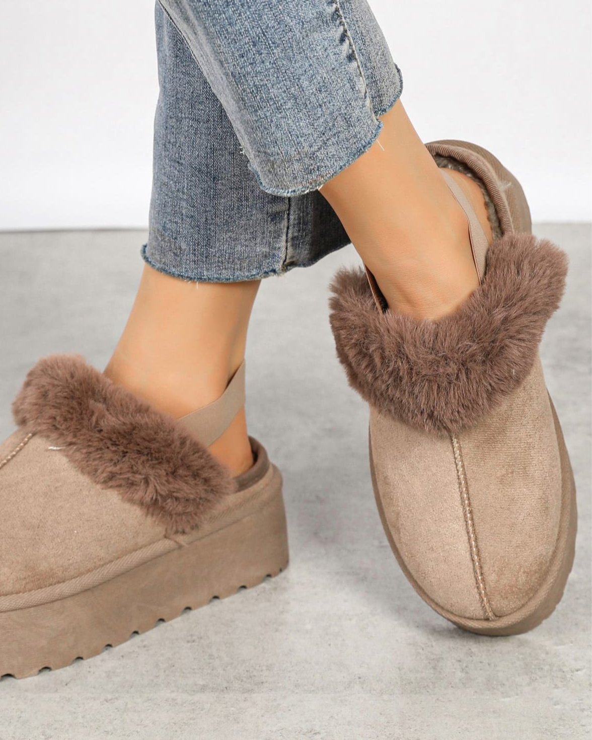 Sapatos com pêlo com sola em plataforma