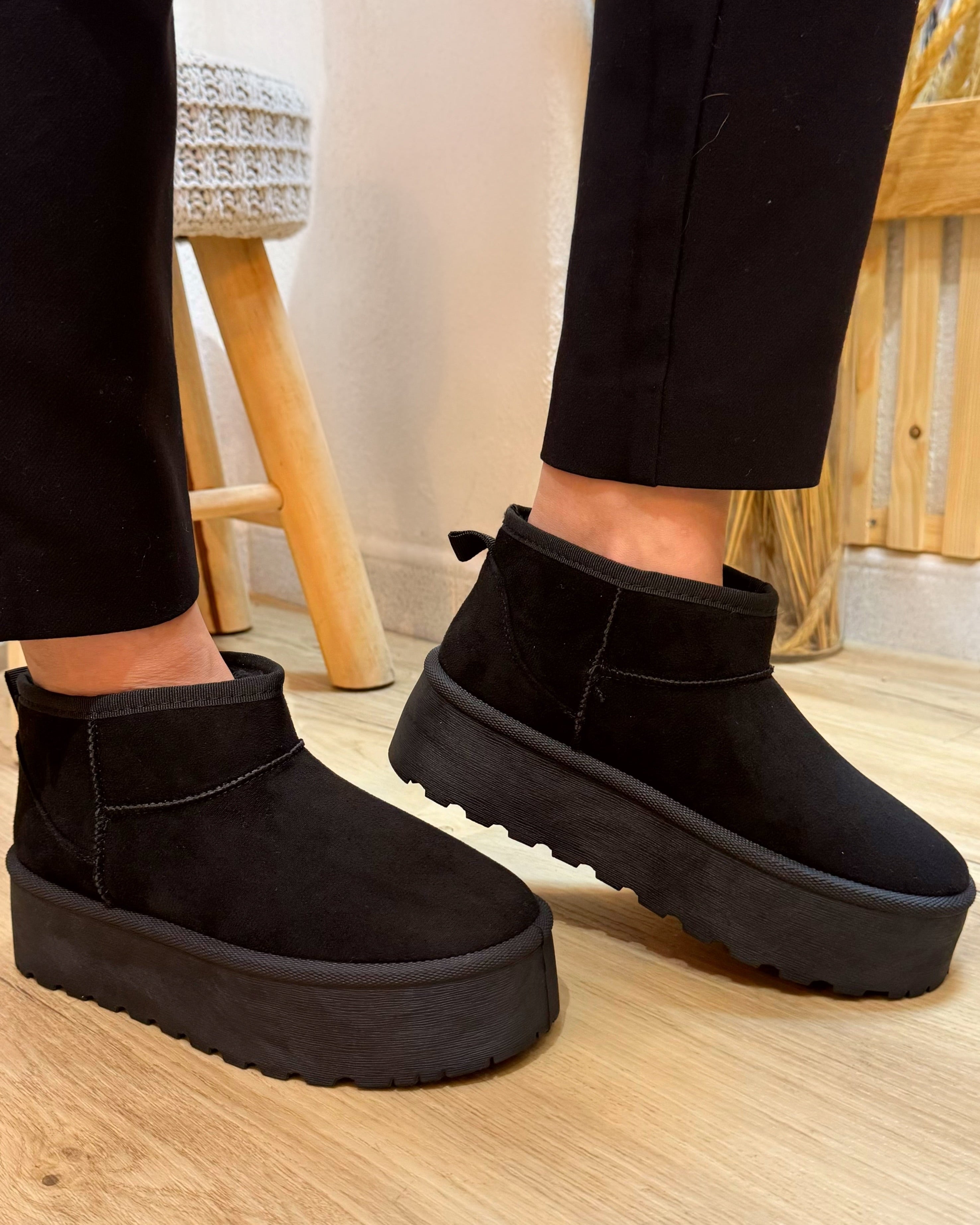 Botas com pêlo com sola plataforma