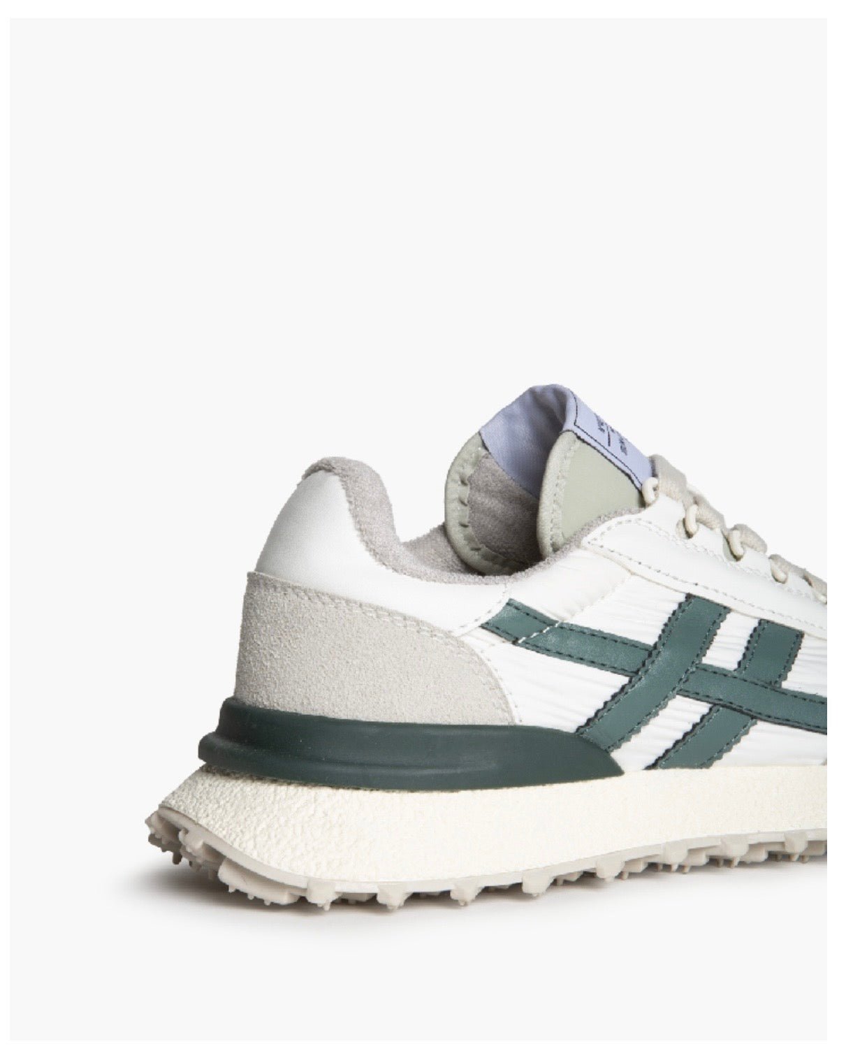 Ténis Atlas Urban branco com painéis cinza e detalhes verdes, sola antiderrapante.