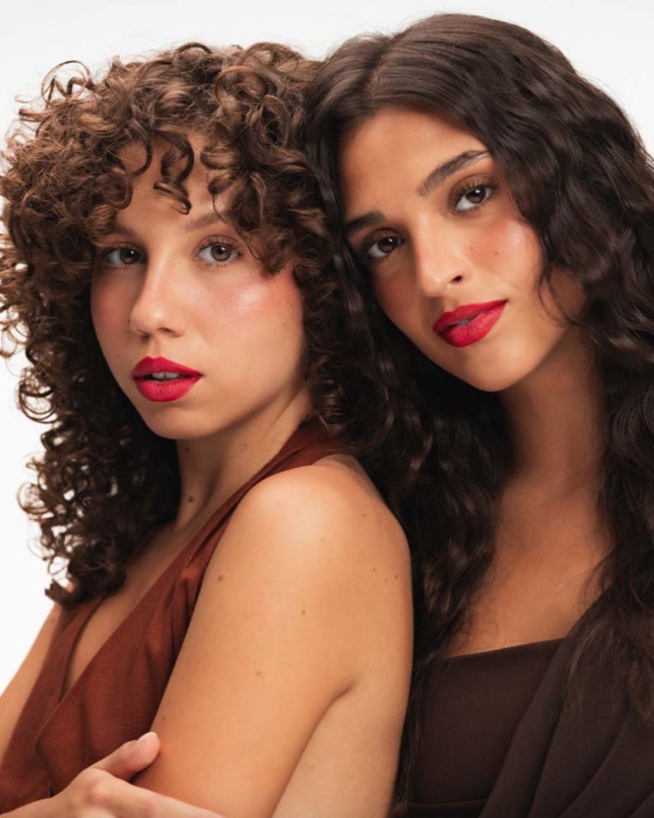 Lábios com cor vermelha intensa do lápis de lábios, close-up de duas modelos