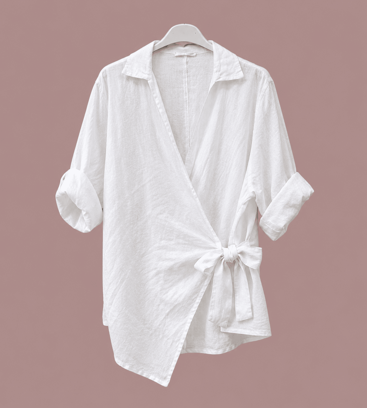Blusa de linho branca com decote transpassado e nó frontal, manga 3/4 solta