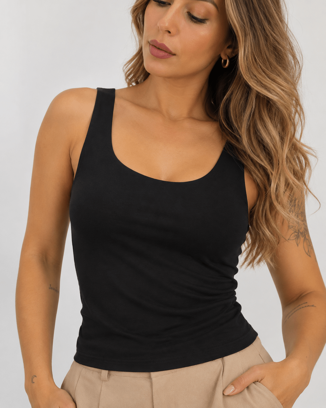 Top Dalila preto com alças largas e decote redondo — vista frontal