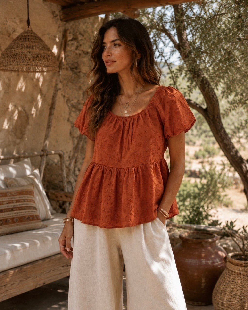 Blusa Serena tijolo de manga curta com folhos e franzido na cintura