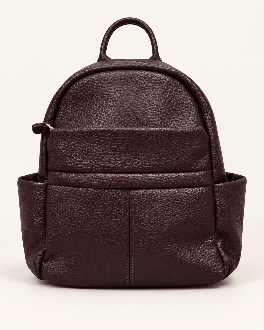 Mochila Celeste bordeaux vista de frente, com acabamento texturado, bolso frontal e bolsos laterais.