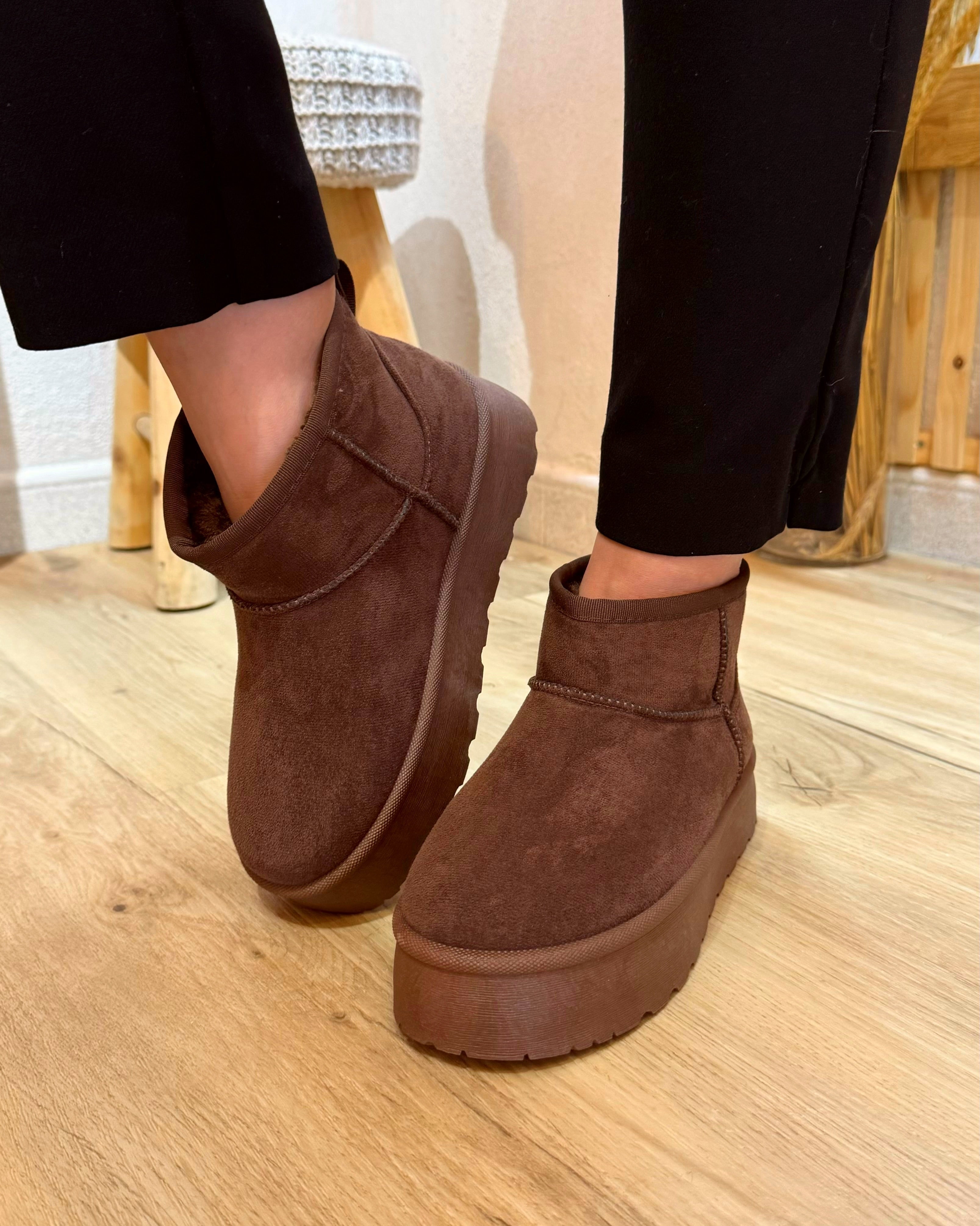 Botas com pêlo com sola plataforma