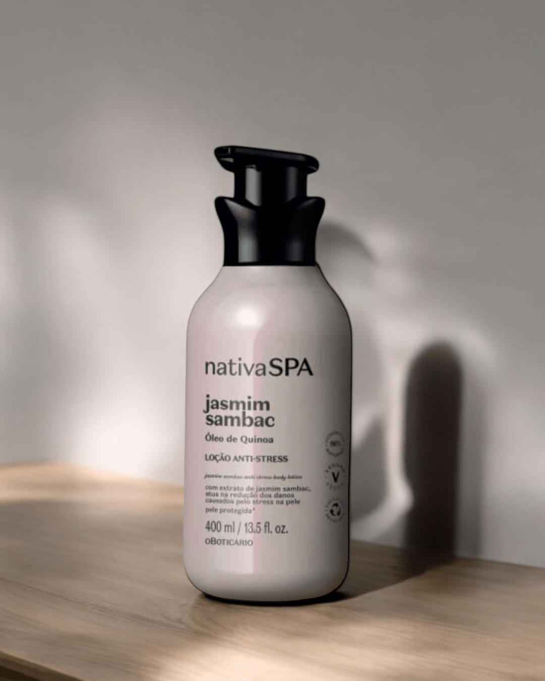 Loção hidratante corporal Nativa SPA jasmim sambac, frasco branco com tampa preta 400 ml