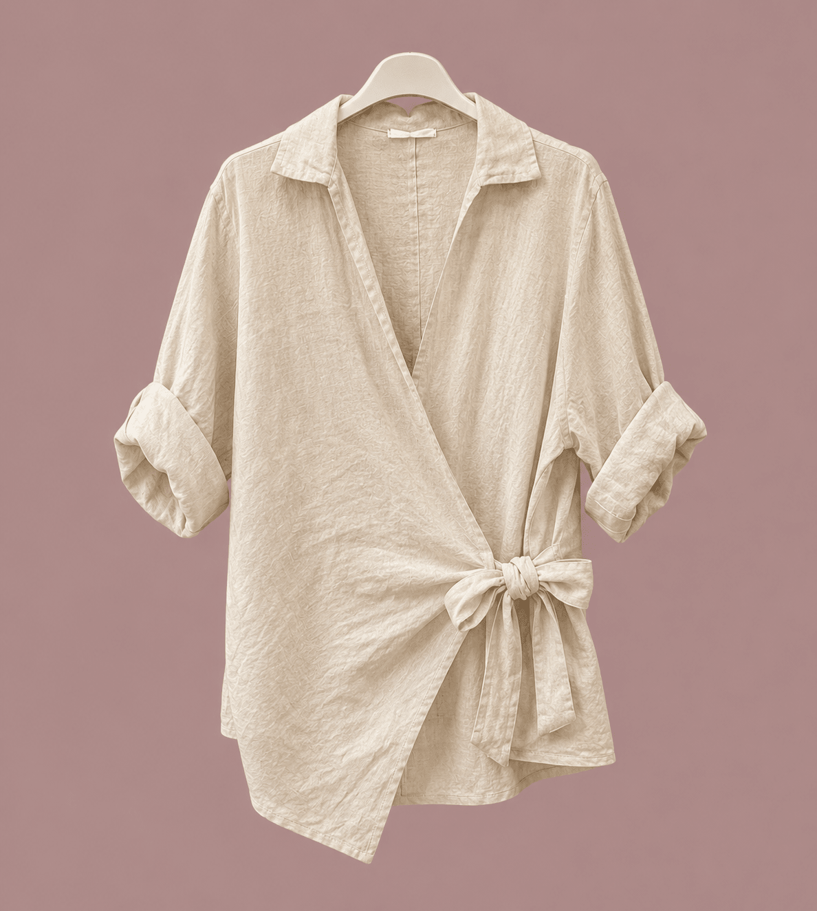 Blusa de linho bege claro com decote transpassado e nó frontal, manga 3/4 solta