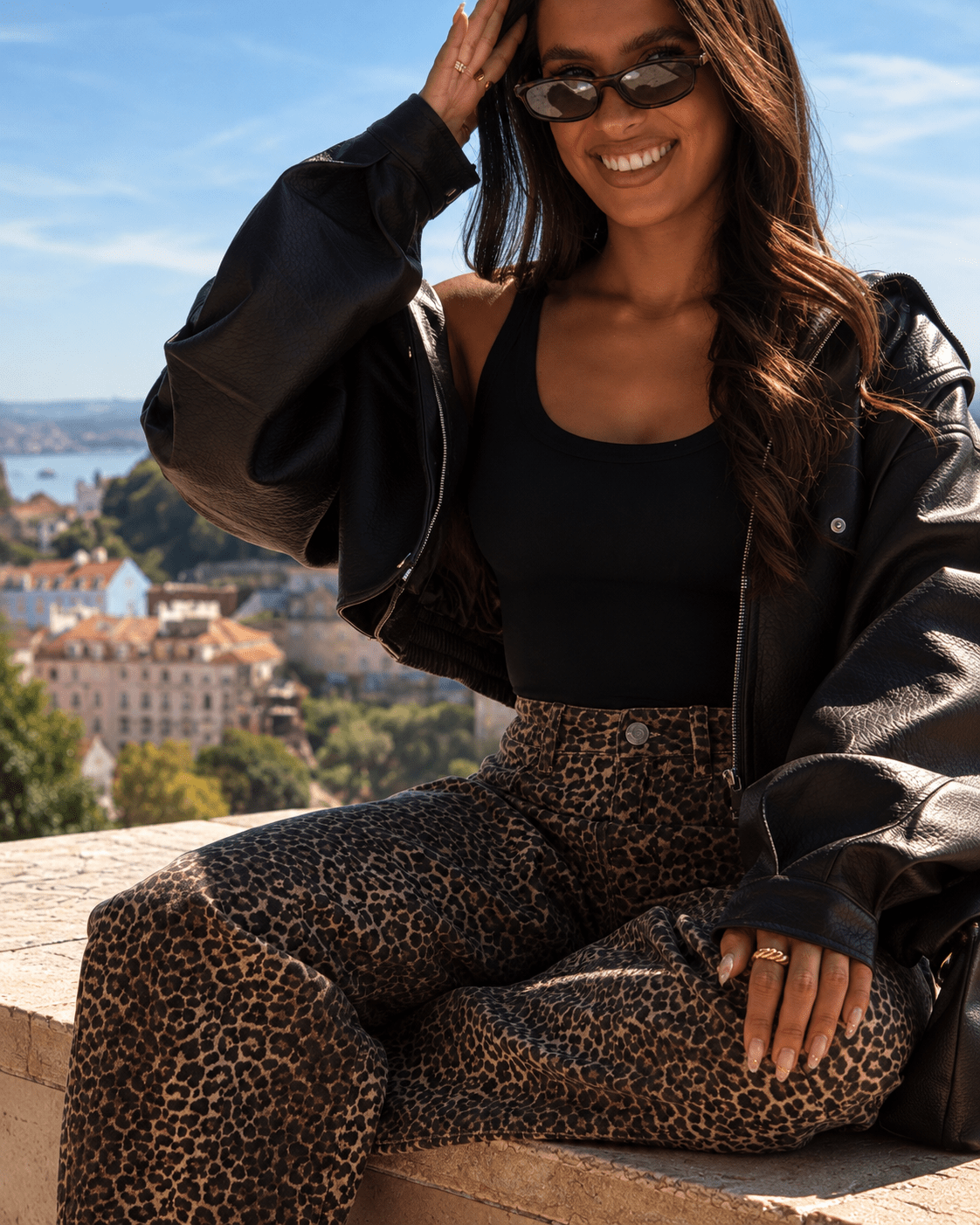 Calça balloon de padrão leopardo castanho, cintura com fecho e franzido.