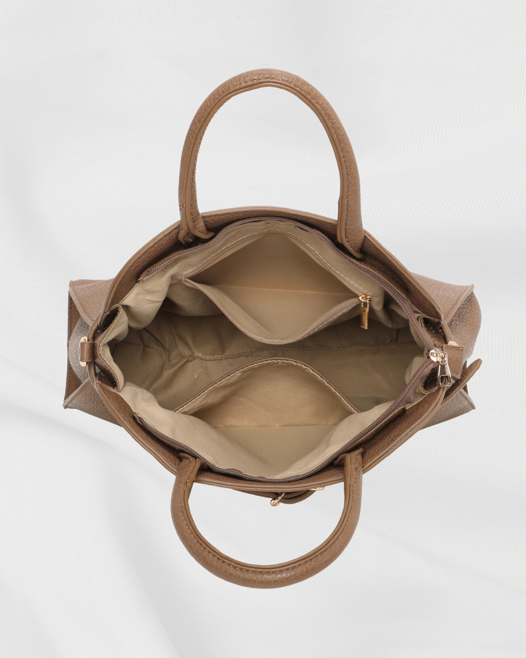 Mala clássica com fivela dourada