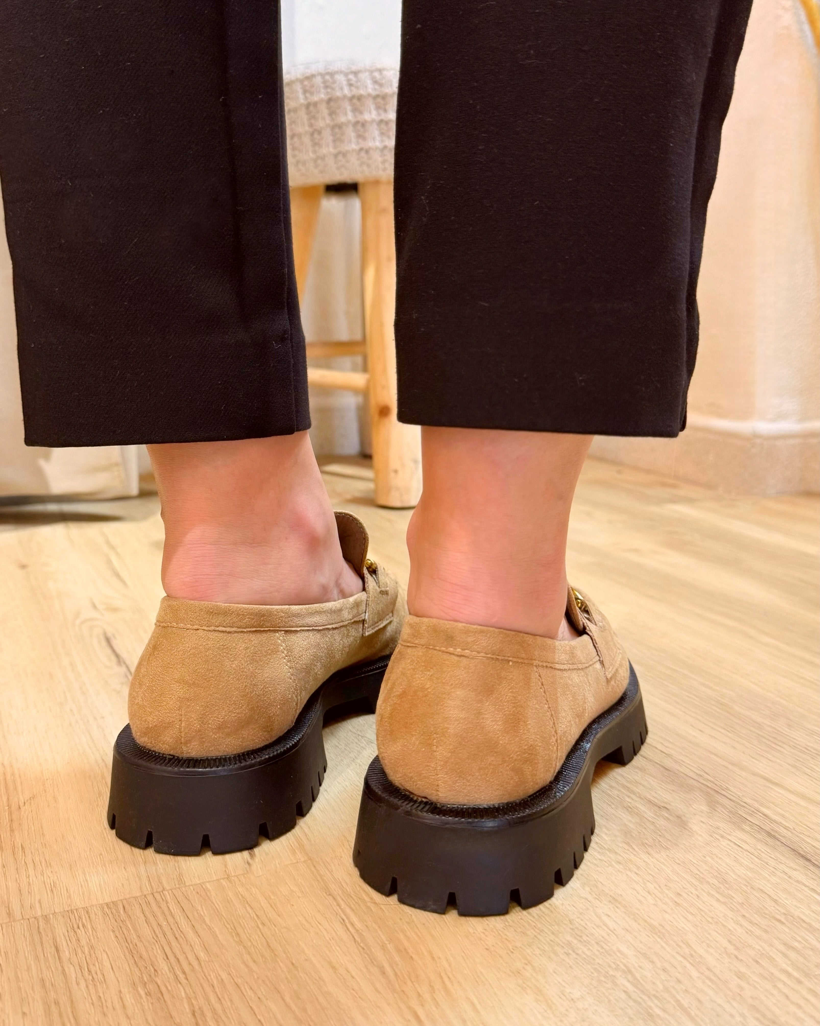 Sapatos em camurça com sola plataforma