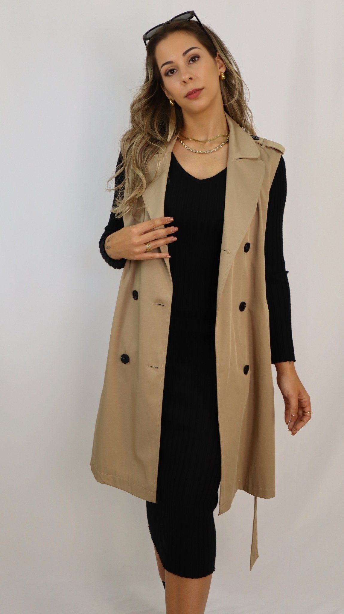Gabardine Rosalie bege sem mangas, abotoamento e bolsos, faixa amarrada na cintura