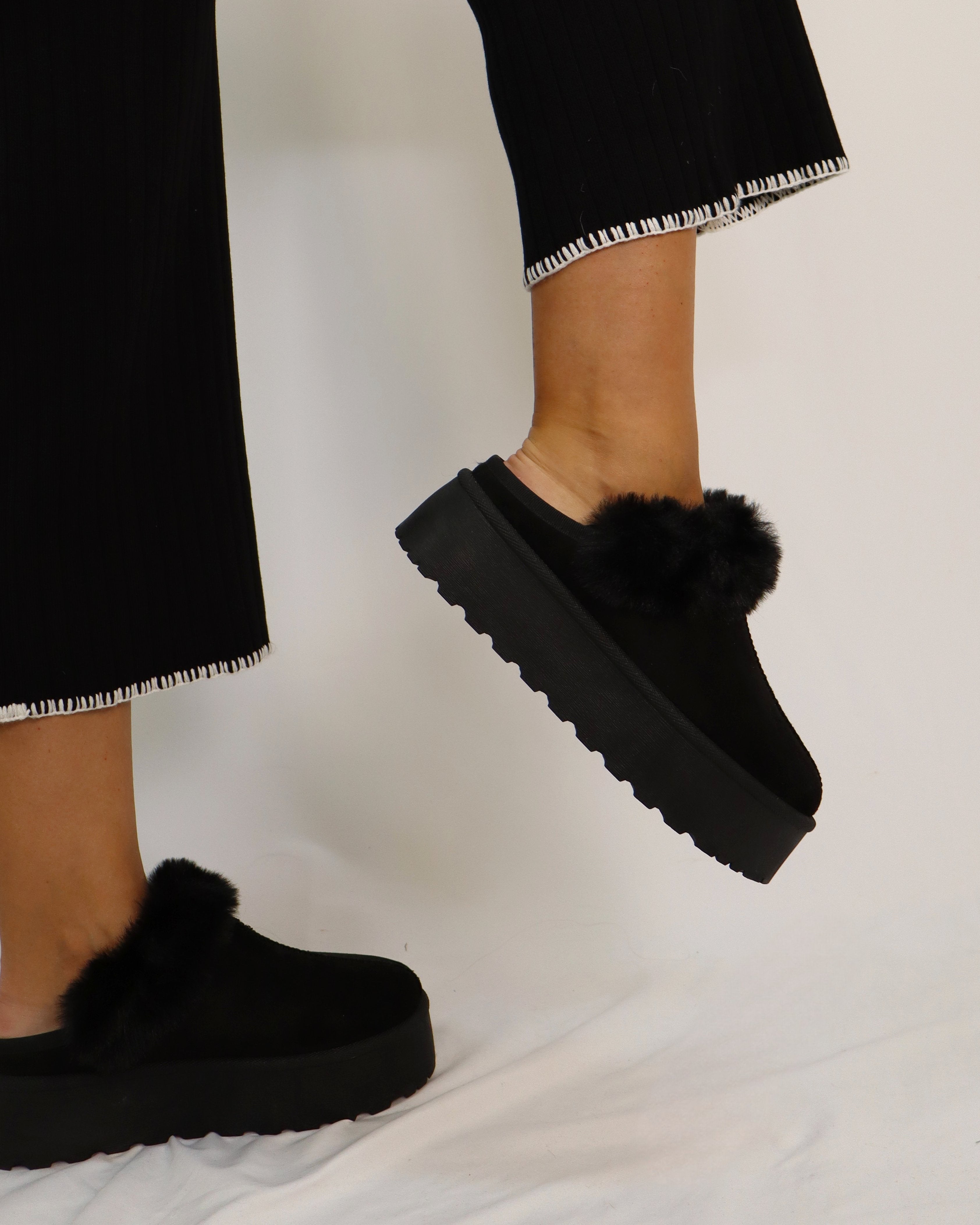 Sapatos com pêlo com sola em plataforma