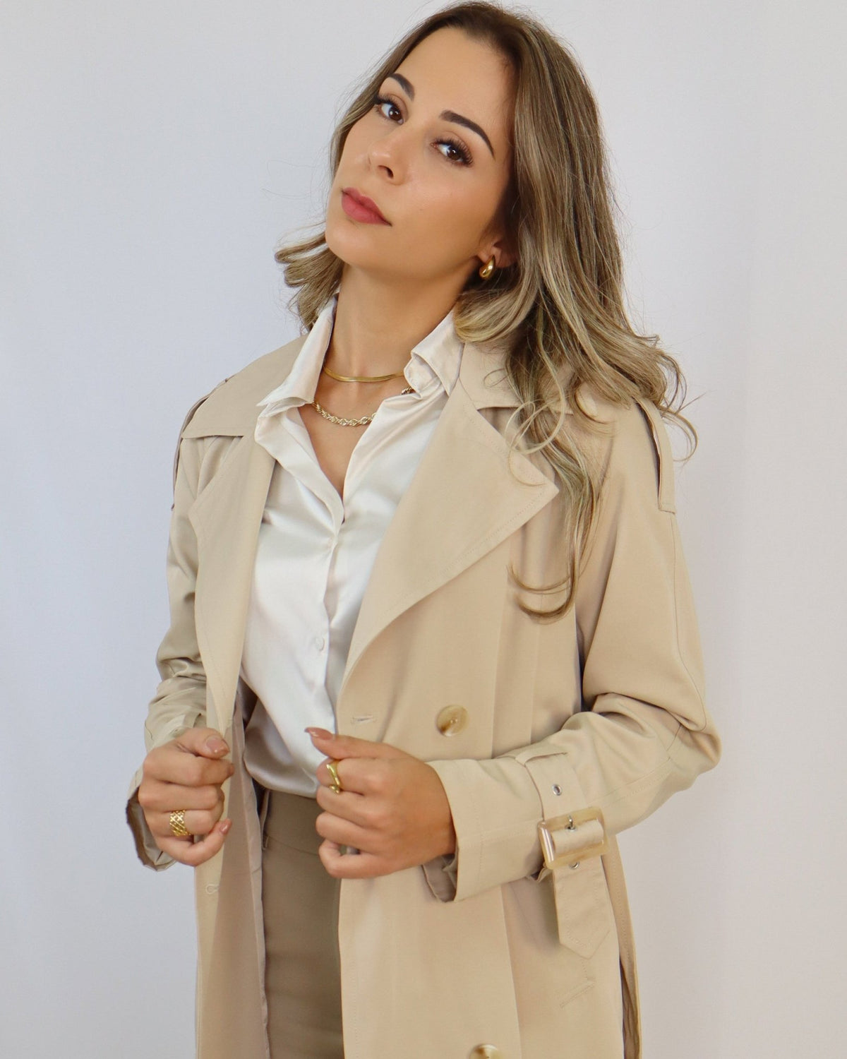 Gabardine Vivianne bege com gola de lapela, fecho frontal e cinto na cintura