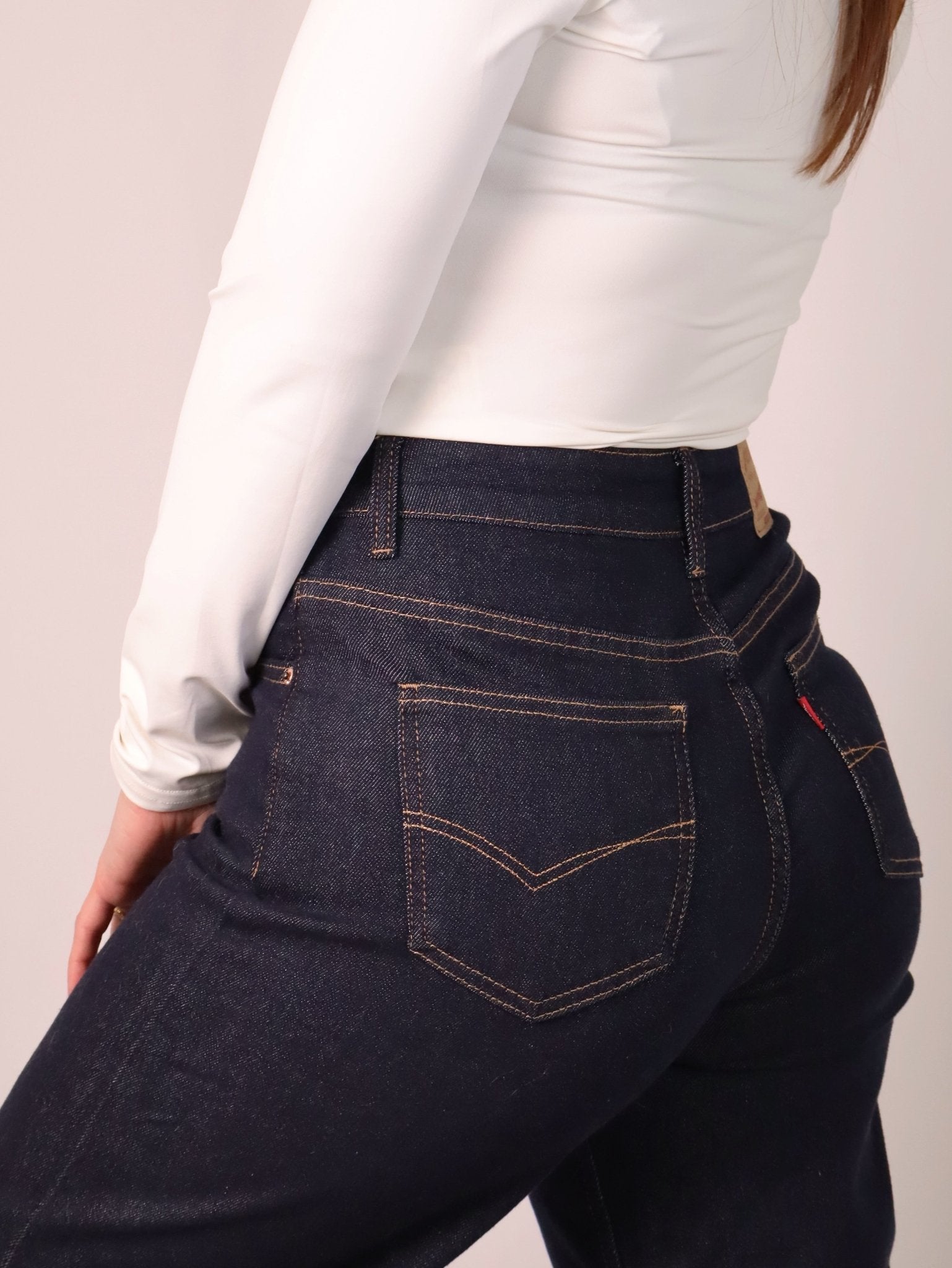 Calças de ganga larga de ganga escura, bolso traseiro com costuras em V