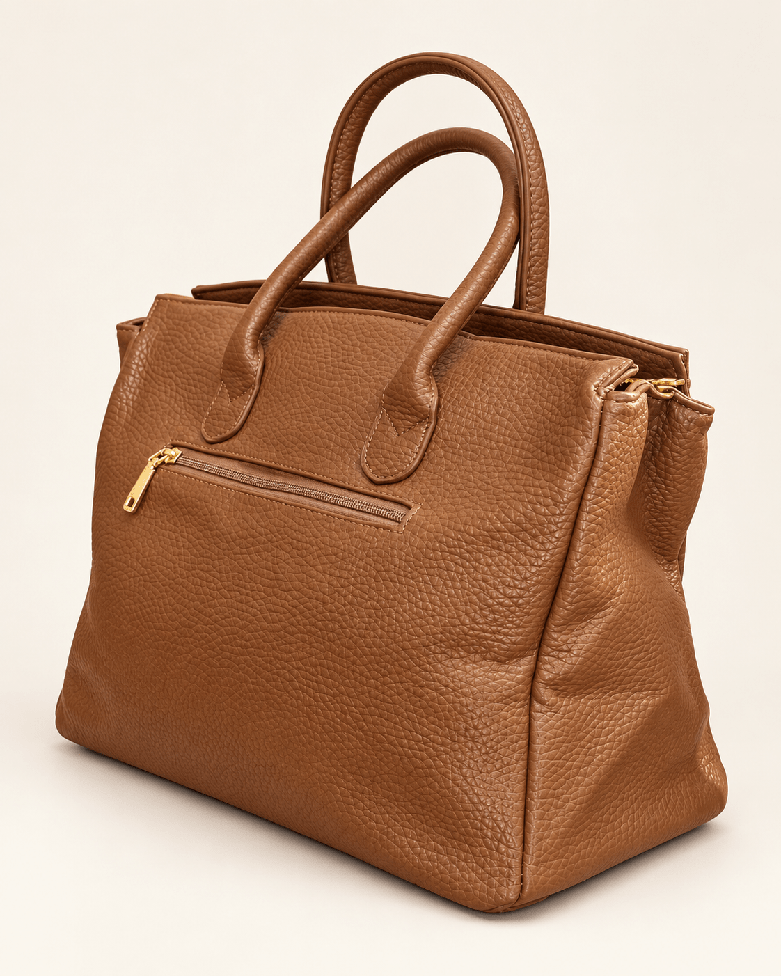 Parte traseira e lateral da Mala Teresa camel, com bolso exterior de fecho de correr dourado.