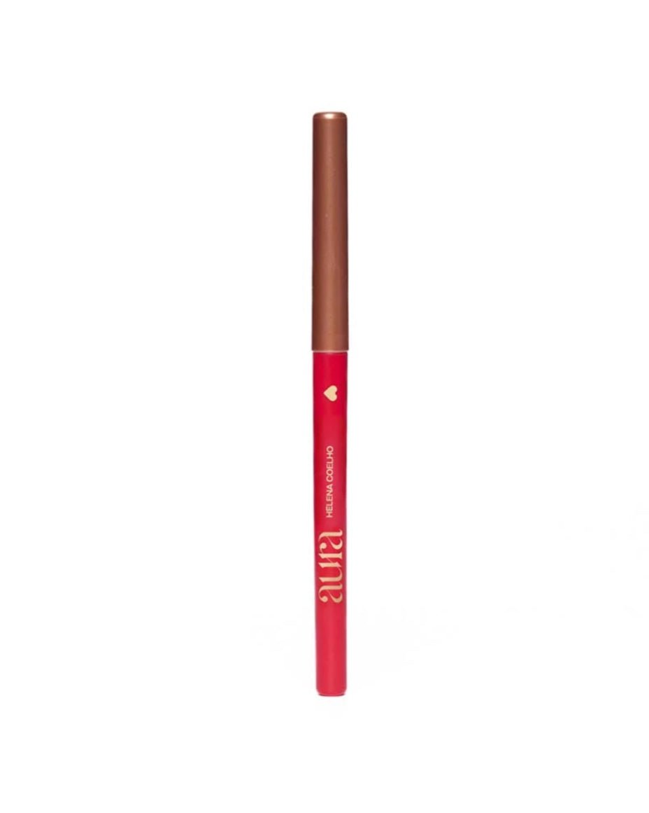Lápis de lábios vermelho escuro com tampa castanha e corpo com logótipo