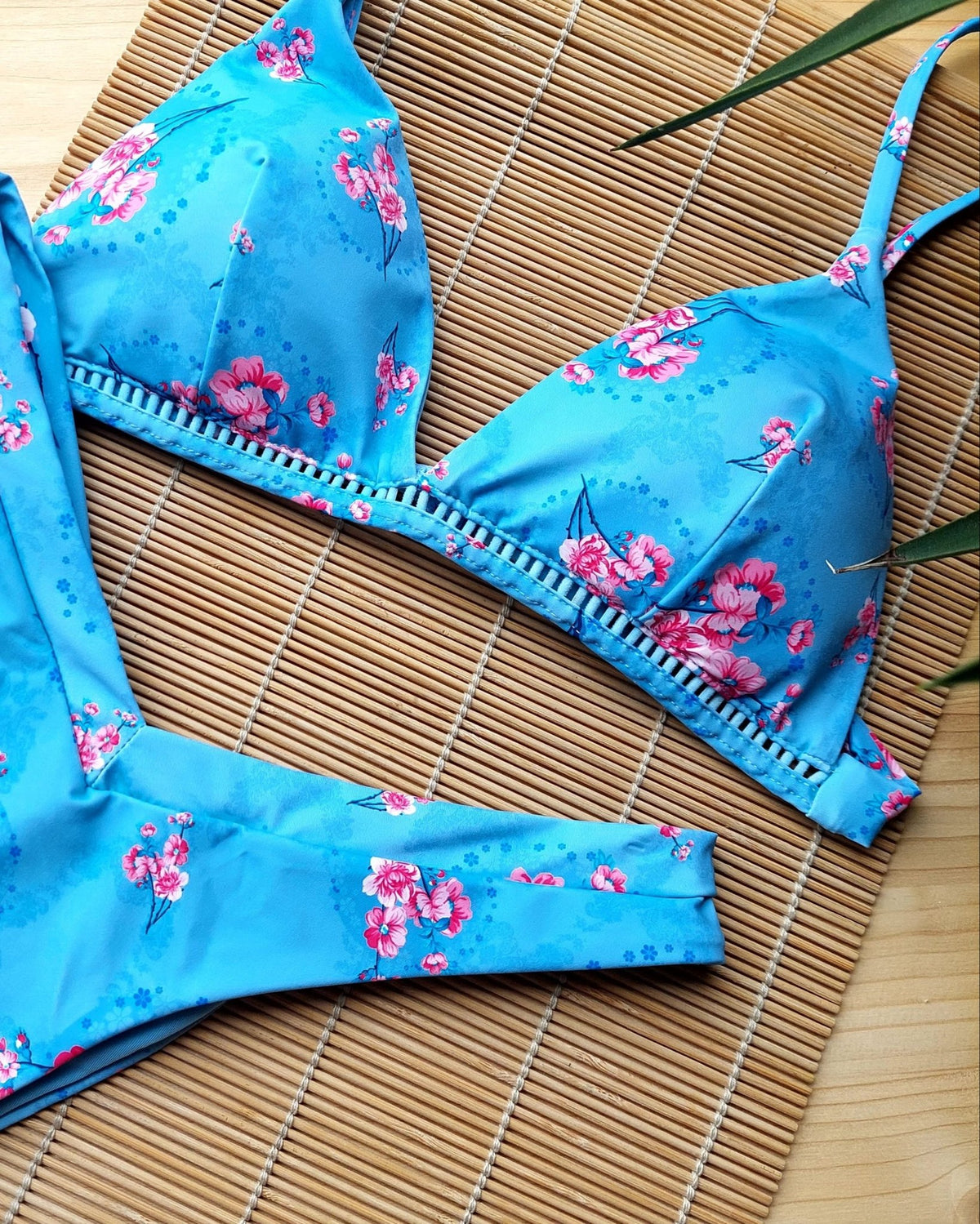 Parte de baixo de biquíni Mary azul com flores rosa, acabamento com passamanaria