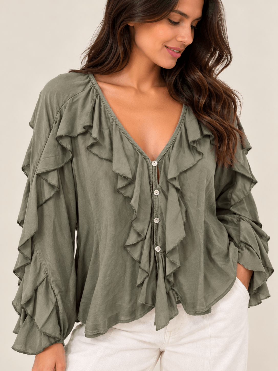 Camisa de folhos verde seco, gola em V com botões, pregas nos folhos e mangas largas