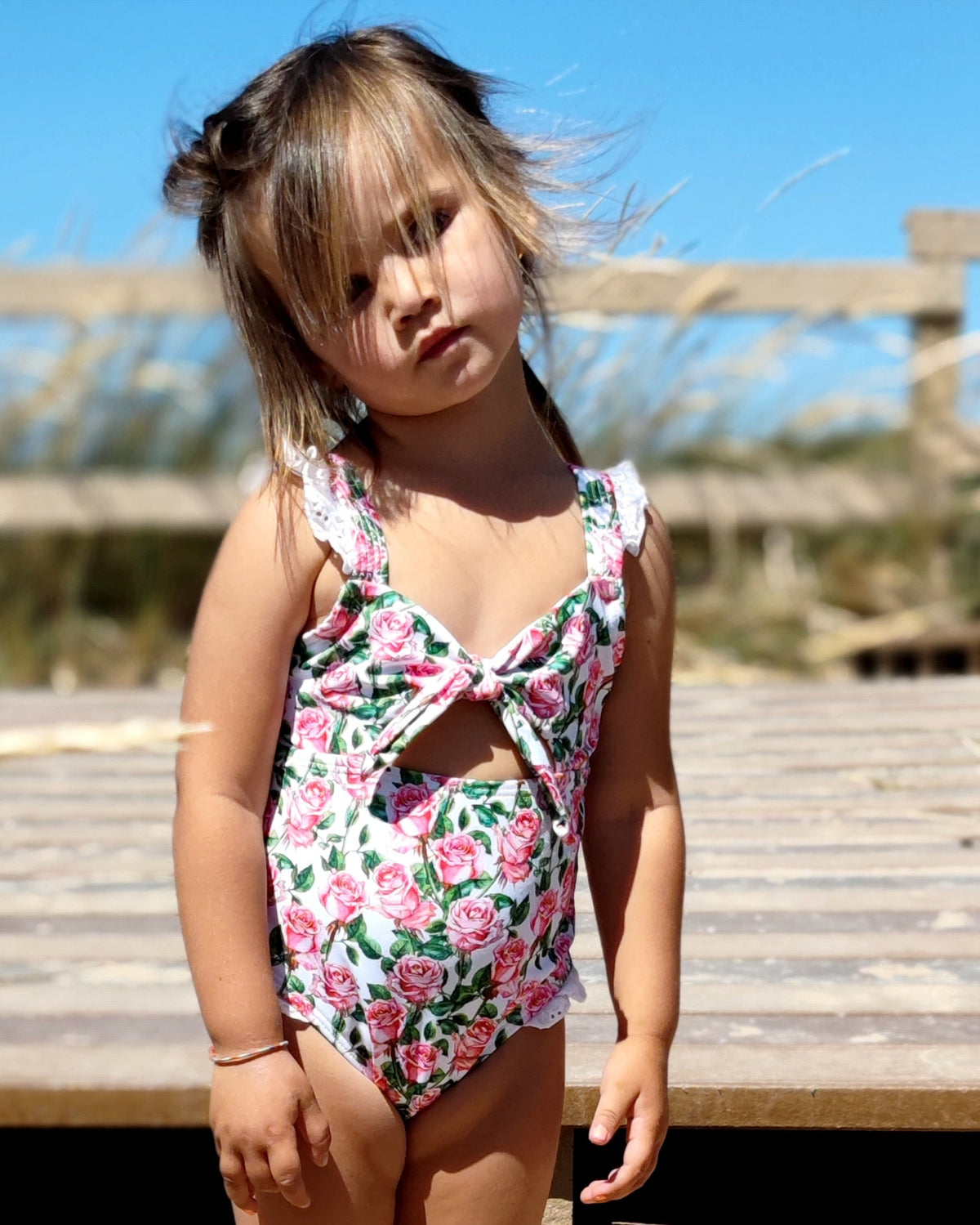 Fato de banho infantil floral com laço frontal e folhos nas alças