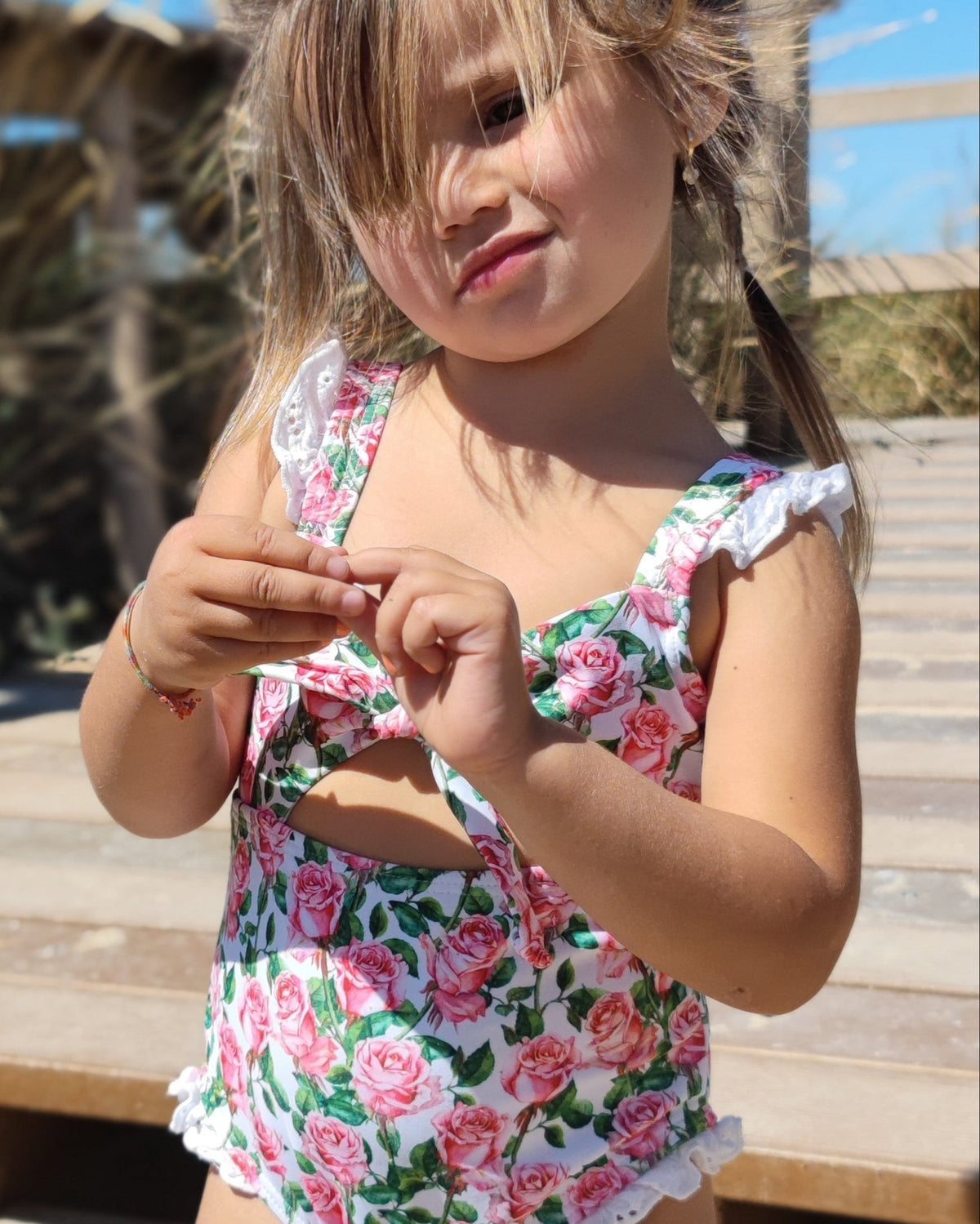 Fato de banho infantil floral rosa, laço à frente e folhos nas bordas