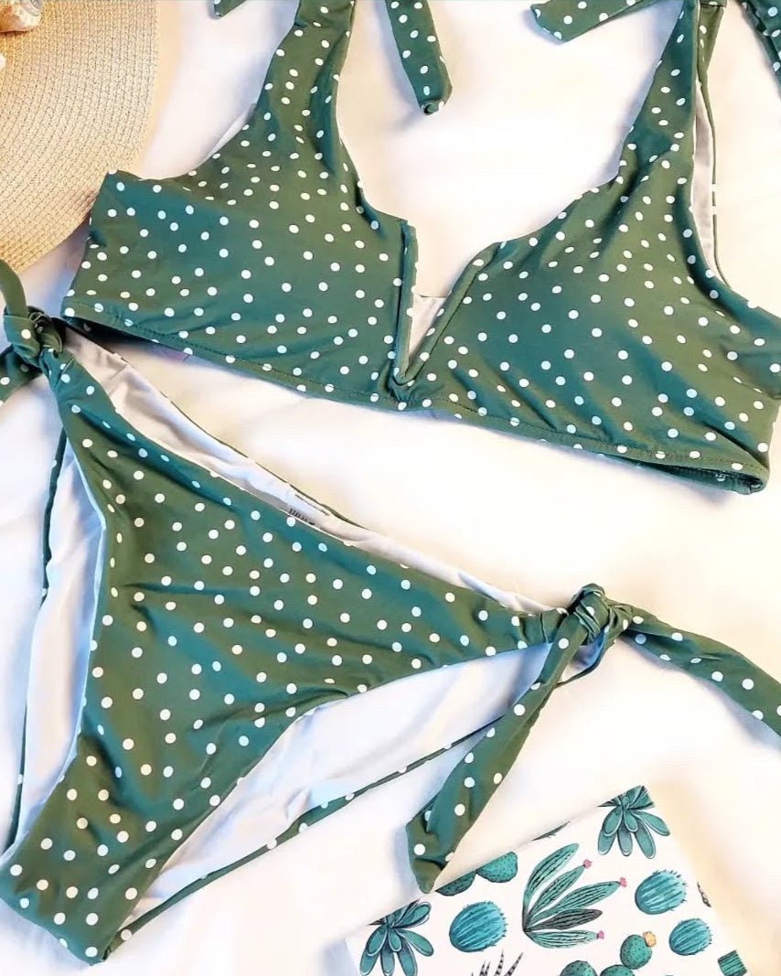 Biquíni verde seco com bolinhas brancas, top triangular e cueca de atilhos