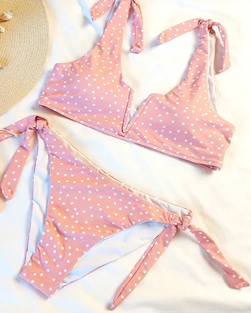Biquíni rosa com bolinhas brancas, top triangular e cueca com tiras para amarrar