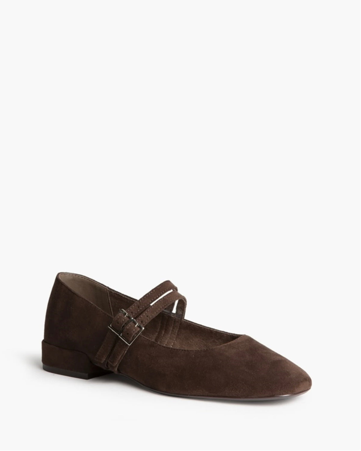 Mocassim de camurça castanho escuro com fivela metálica e sola baixa.