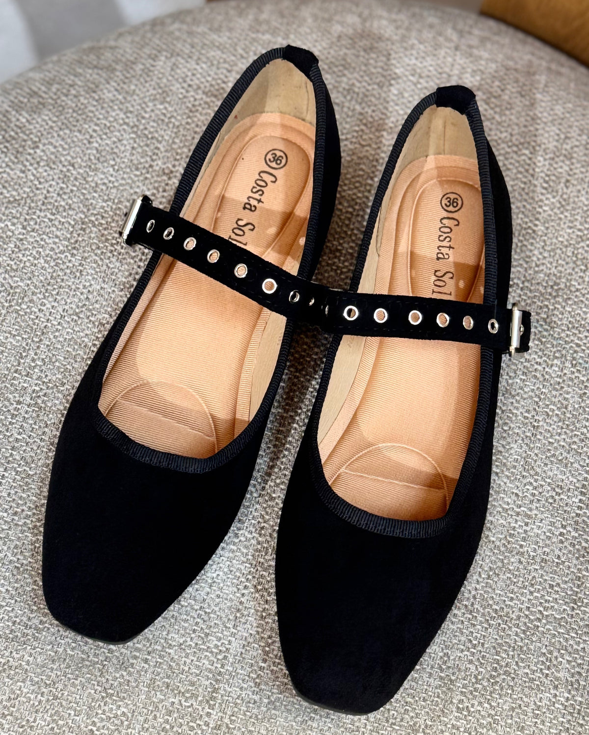 Sapatos pretos de camurça com tira cruzada e fivela, ilhós decorativos