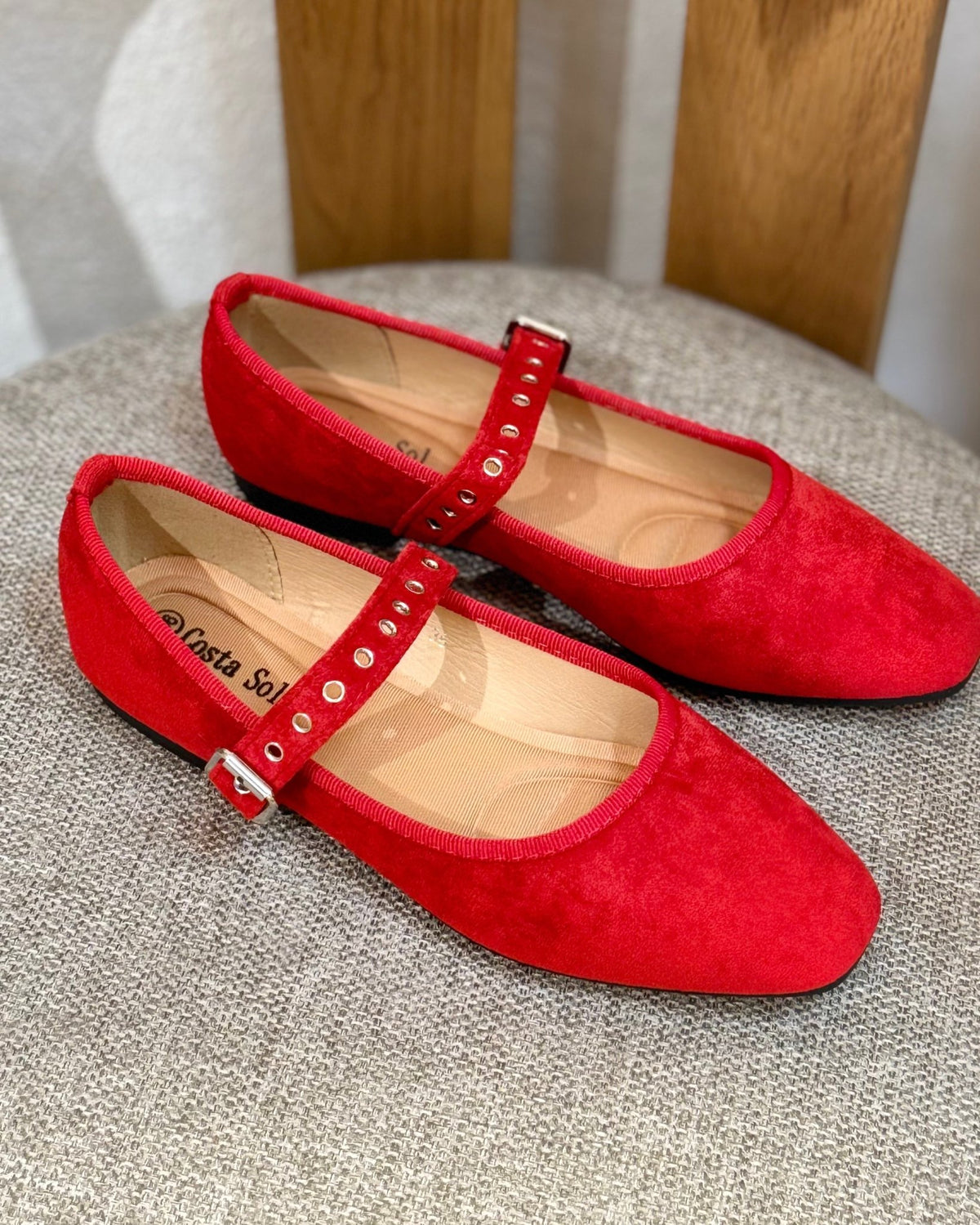 Sapatos vermelhos de camurça com tira ajustável e fivela, detalhe de ilhós