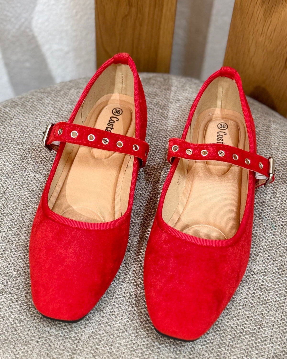 Sapatos vermelhos de camurça com tira ajustável e fivela metálica, ilhós decorativos