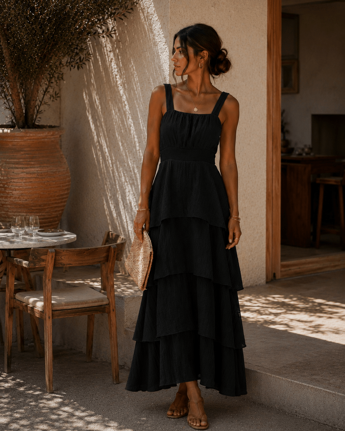 Vestido Eleonor preto com alças finas e folhos em camadas