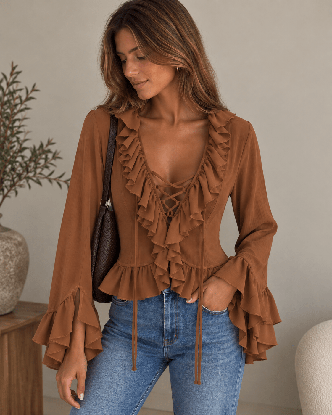 Blusa Inês camel de folhos na frente e decote rendilhado com cordões