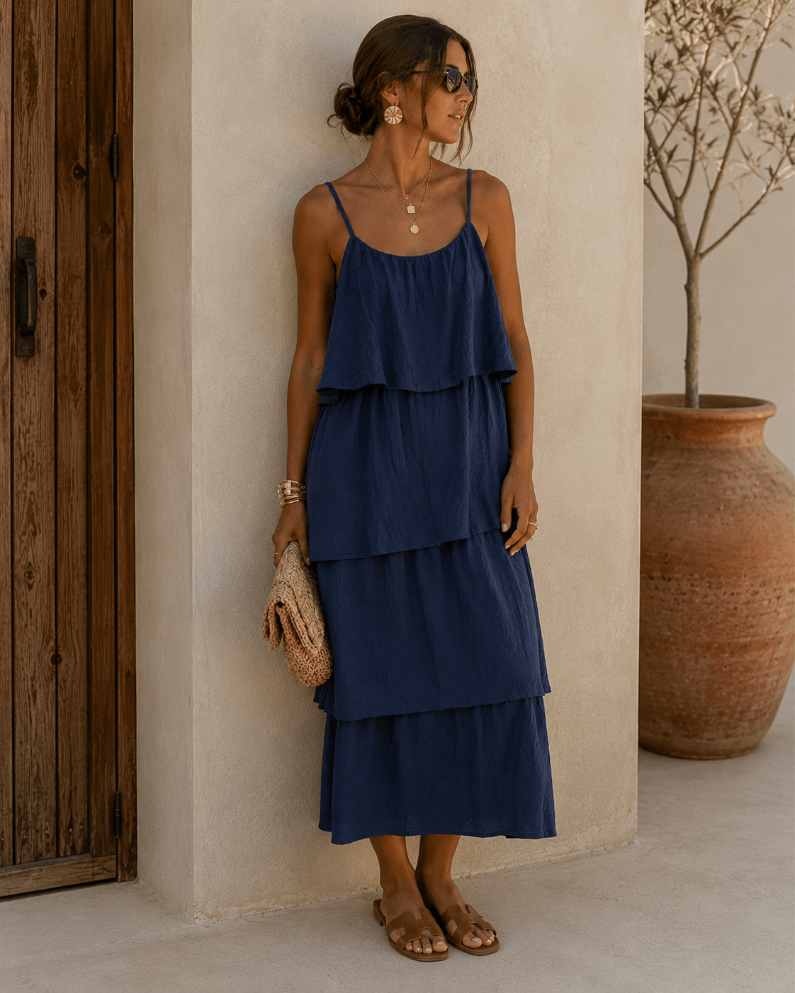 Vestido azul escuro de alças finas com folhos em camadas