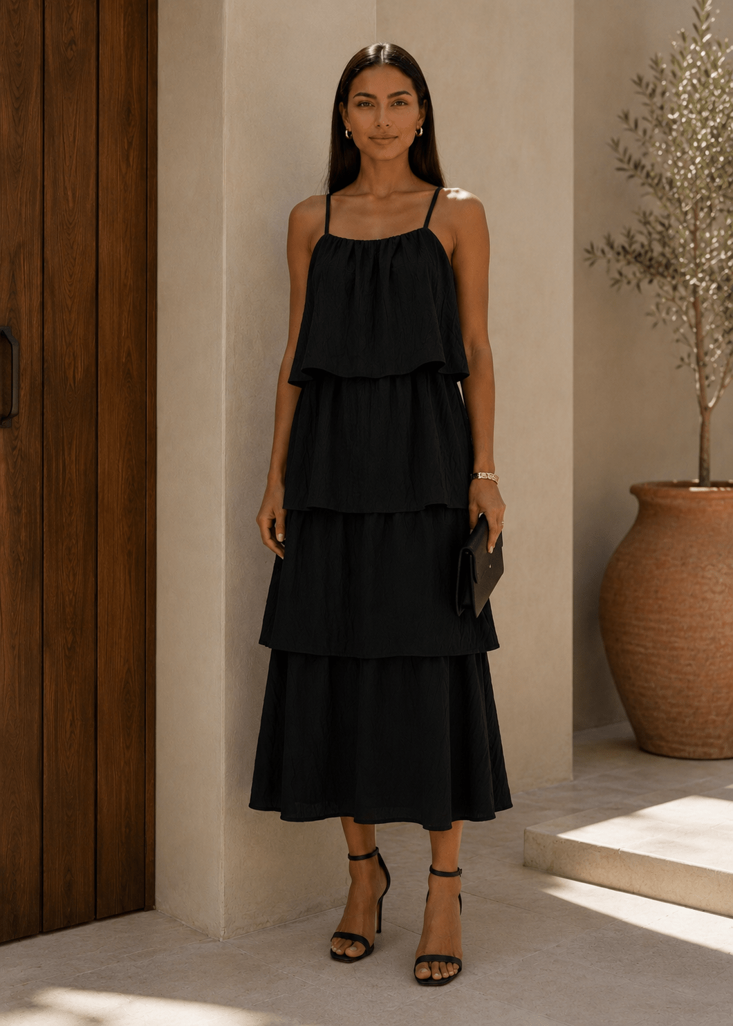 Vestido preto de alças finas com folhos em camadas