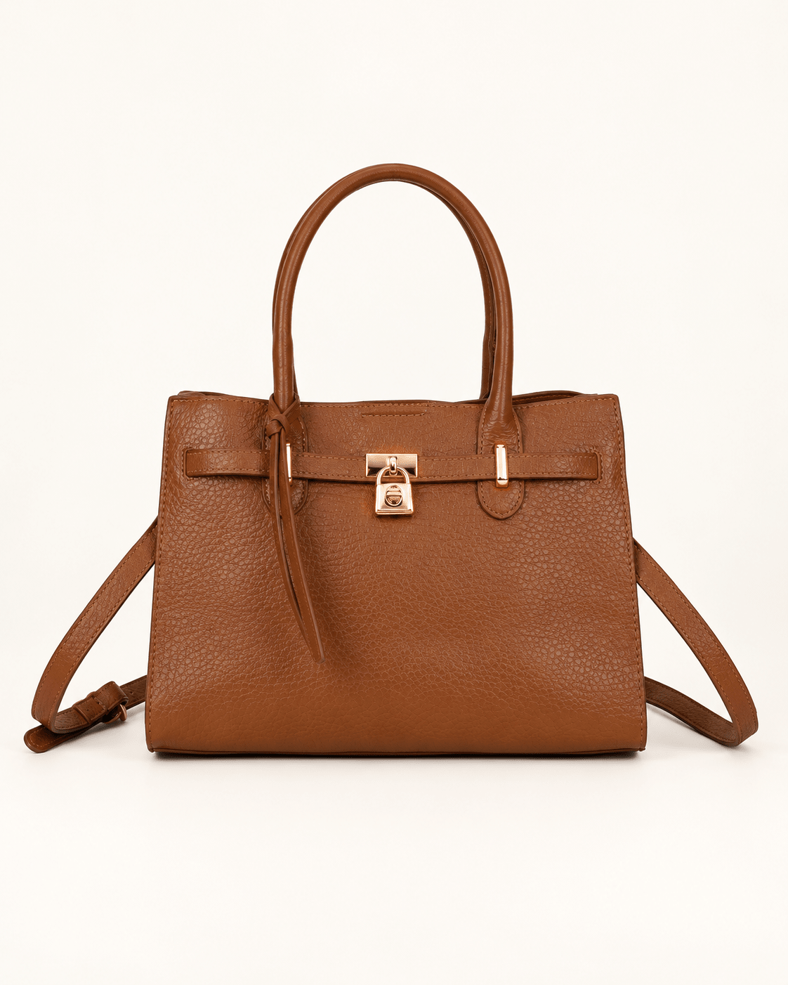 Mala Manuela camel com cadeado dourado e alça de tiracolo, vista de frente.