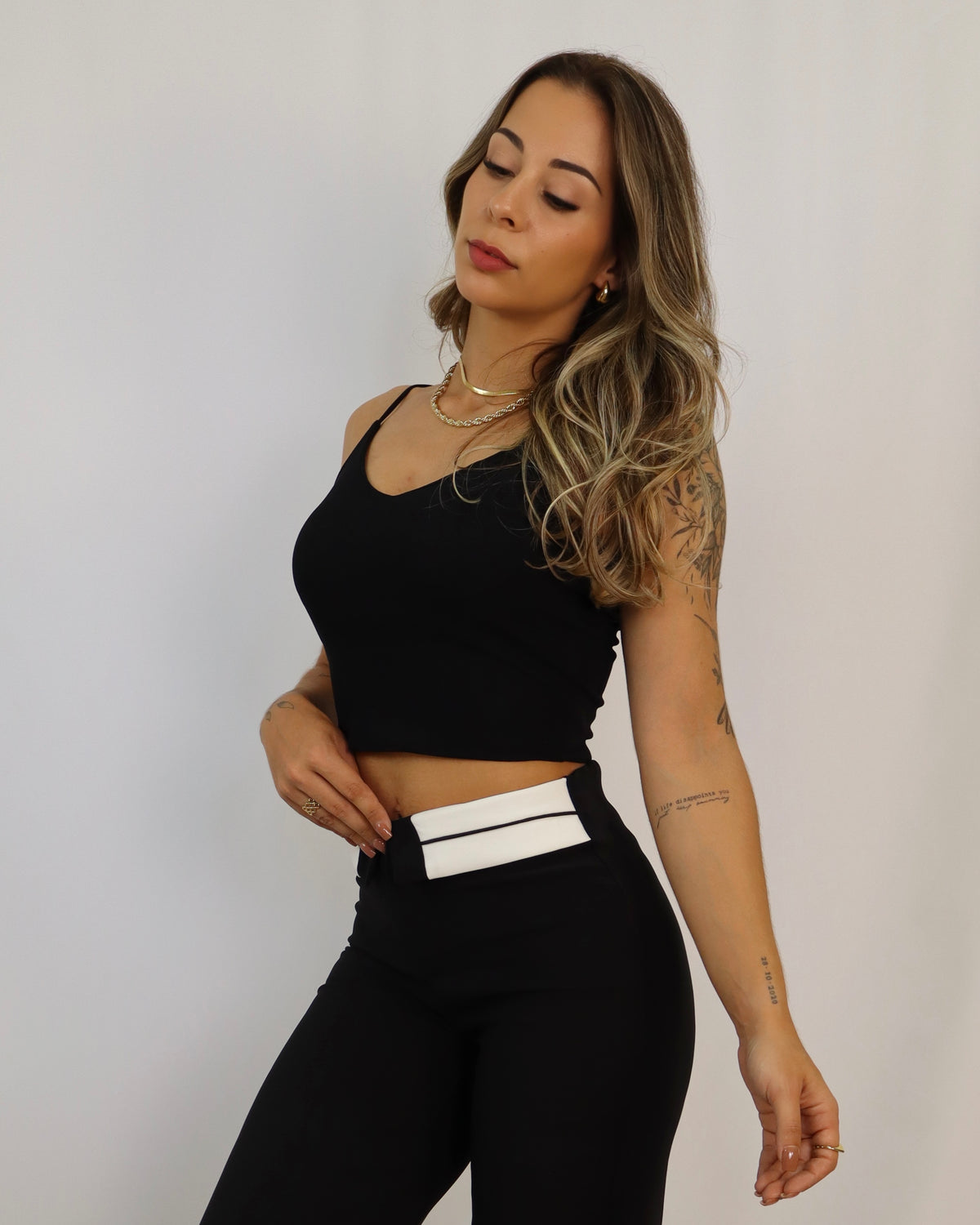 Top preto sem mangas, decote em V, corte curto