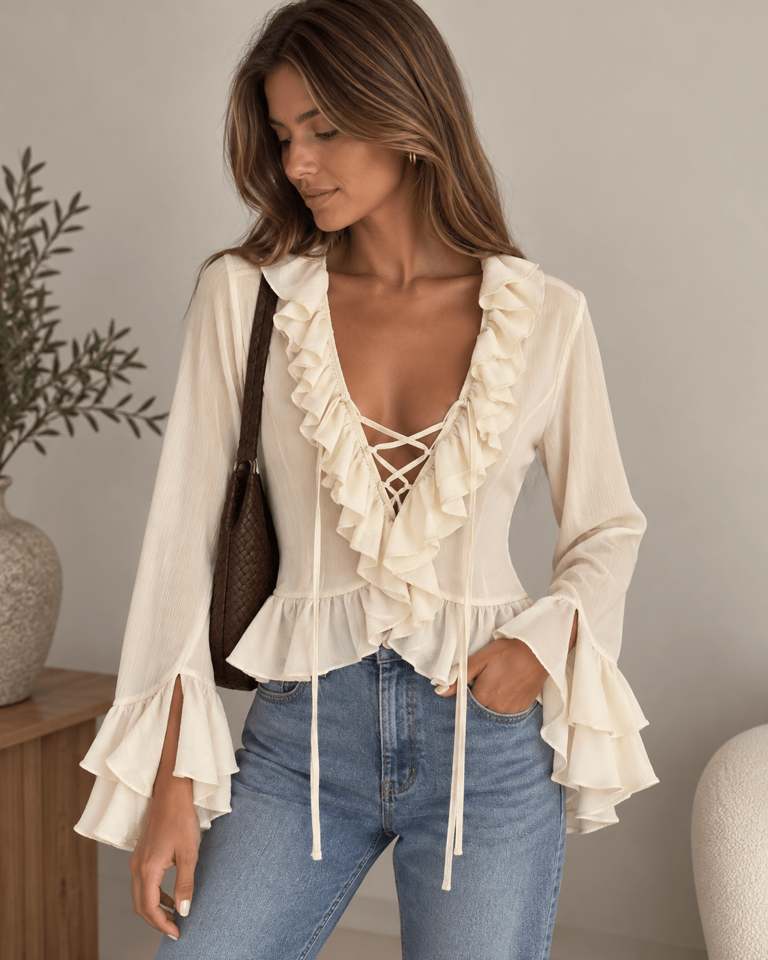 Blusa Inês branca com folhos no decote e mangas amplas com cordões