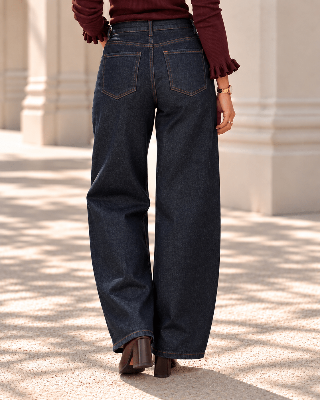 Calça Brenda de ganga escura, bolsos traseiros e cintura subida