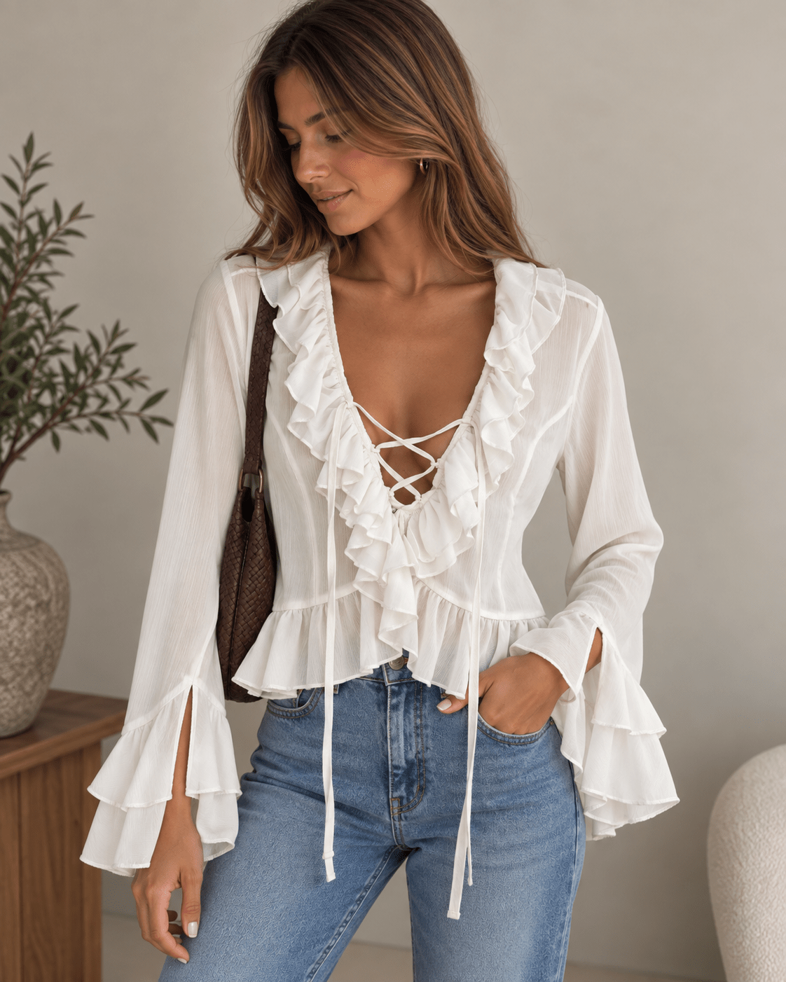 Blusa Inês branca com folhos e decote cruzado em laço com cordões