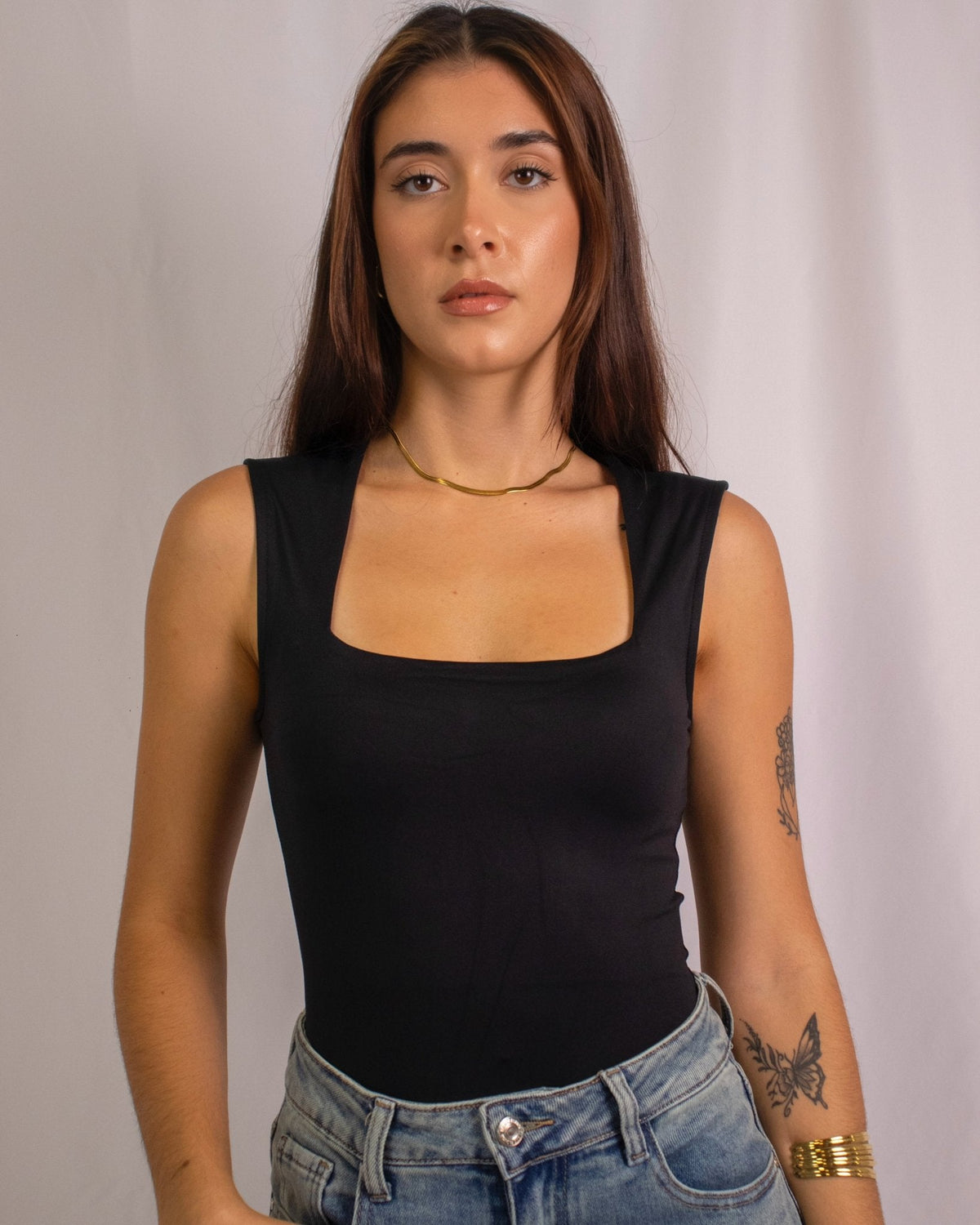Body sem mangas com decote quadrado à frente, cor preta