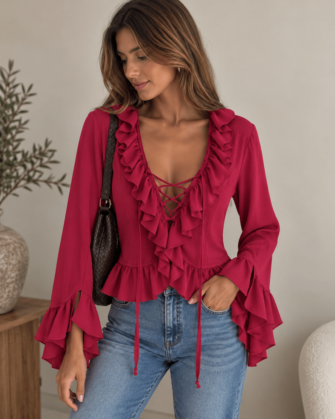 Blusa Inês bordeaux com folhos no decote e mangas largas com cordões