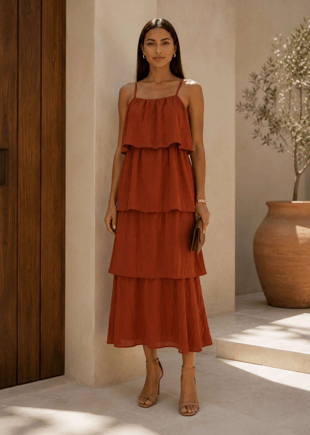 Vestido vermelho tijolo com alças largas e folhos em camadas