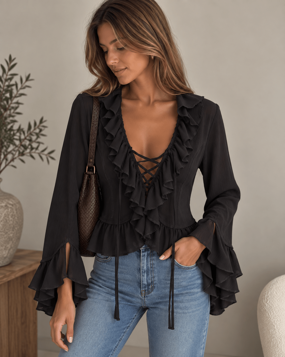 Blusa Inês preta de folhos e decote cruzado com cordões atados