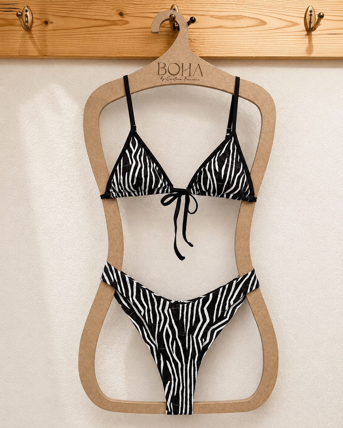 Conjunto de biquíni com top triangular e tanga, padrão zebra em preto e branco