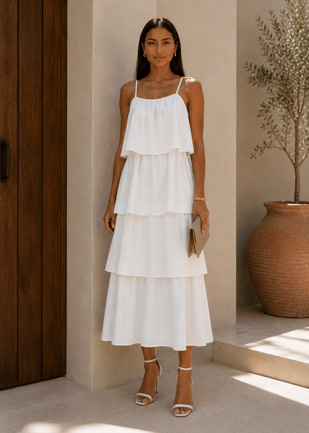 Vestido branco de alças finas com folhos em camadas